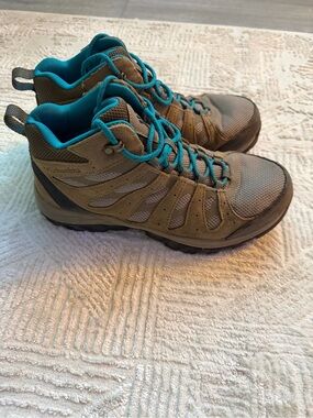 Columbia Women's Tan Hiking Boots with Teal Accents size 10.5 Wide